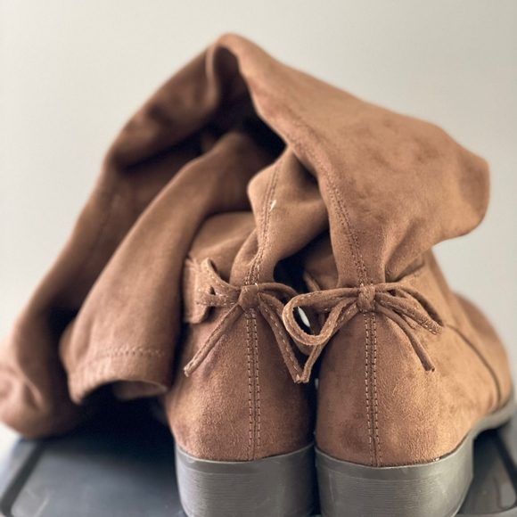 Knee High Flat Brown Suede Boot -- 9 - Picture 3 of 3